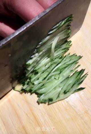 黄瓜拉皮的做法步骤：1