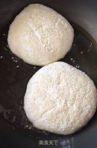 香酥芝麻烧饼的做法步骤：13