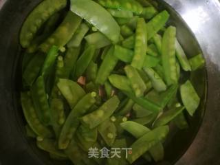 蒜香荷兰豆的做法步骤：1