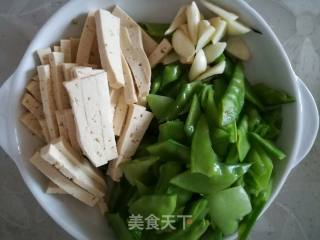 荷兰豆烧豆腐的做法步骤：2
