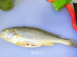 清蒸黄花鱼的做法步骤：2