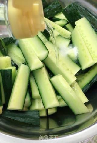 爽脆黄瓜条的做法步骤：3