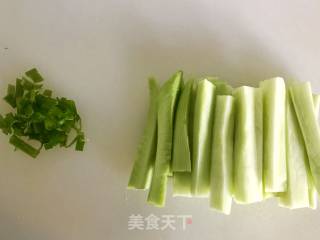白灼芥蓝的做法步骤：1
