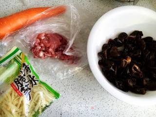 鱼香肉丝的做法步骤：1
