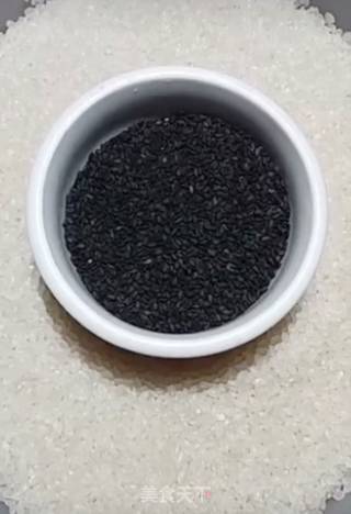 黑芝麻大米糖的做法步骤：1
