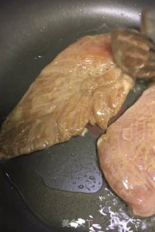 香煎鸡胸肉的做法步骤：8