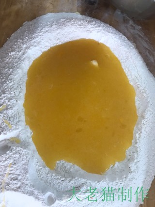 豆沙蛋黄饼的做法步骤：6