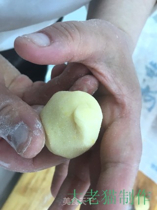 豆沙蛋黄饼的做法步骤：13