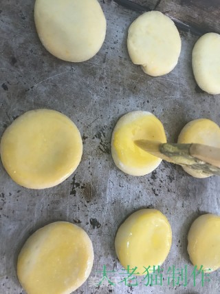 豆沙蛋黄饼的做法步骤：16