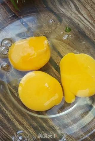 葱花鸡蛋饼的做法步骤：1