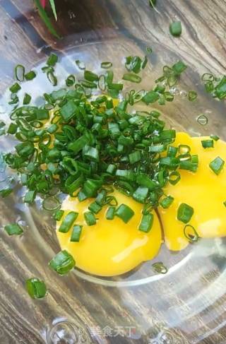 葱花鸡蛋饼的做法步骤：2