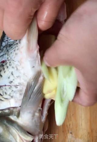 葱油鱼的做法步骤：1