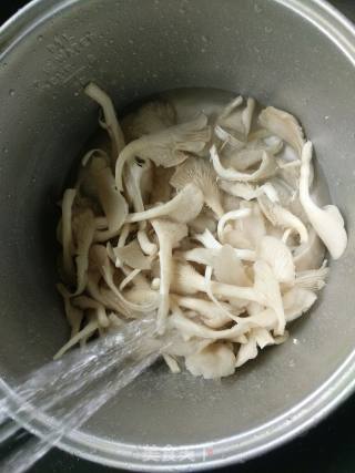 辣椒炒平菇的做法步骤：1