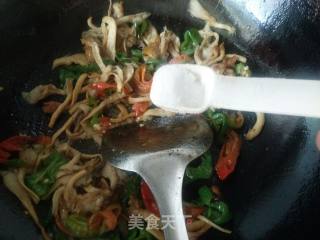 辣椒炒平菇的做法步骤：8
