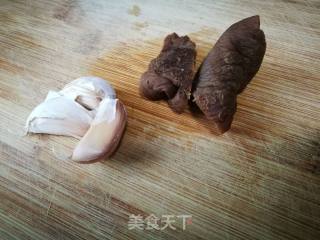 潮州菜---菜脯粒炒麻叶的做法步骤：2