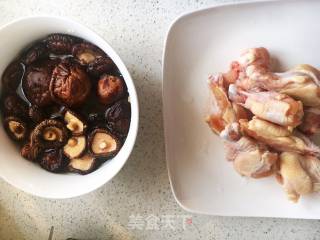香菇烧鸡翅根的做法步骤：1