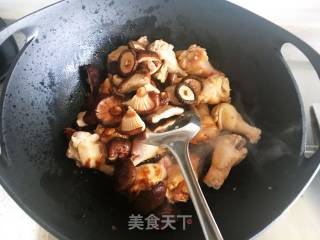 香菇烧鸡翅根的做法步骤：5