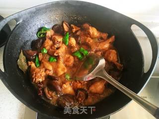 香菇烧鸡翅根的做法步骤：8