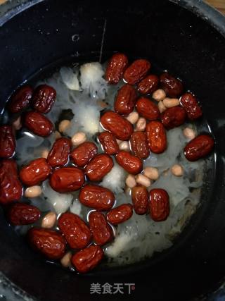红枣花生银耳羹的做法步骤：5