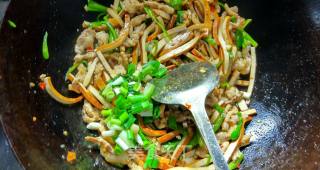 荤菜—青椒豆干肉丝的做法步骤：15