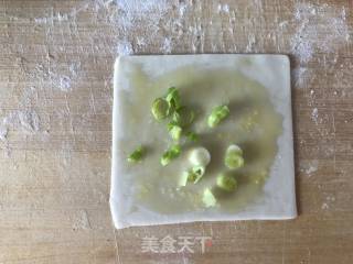 馄饨皮葱油饼的做法步骤：2