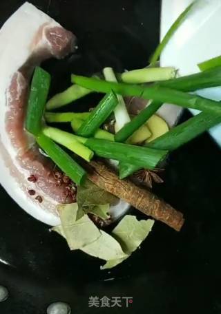 凉拌五花肉的做法步骤：2