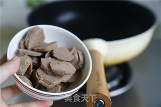 洋葱牛肉丸小炒的做法步骤：2