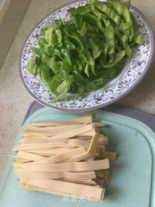 豆皮炒青椒的做法步骤：1