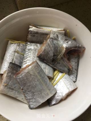 香煎带鱼的做法步骤：1