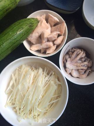 梅花章鱼丝瓜汤的做法步骤：1