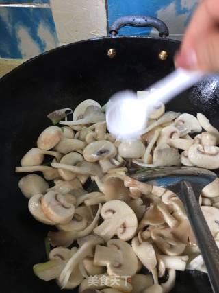 菌菇炖豆腐的做法步骤：3