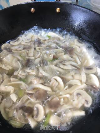 菌菇炖豆腐的做法步骤：6