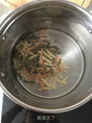 焗蔬菜螺旋意面的做法步骤：1