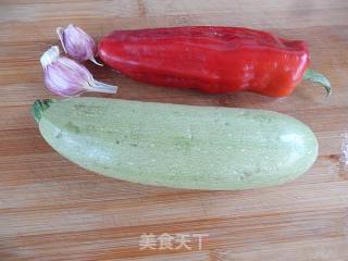 虾皮炒西葫芦的做法步骤：1