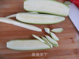 虾皮炒西葫芦的做法步骤：2