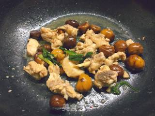 板栗炒鸡翅的做法步骤：6