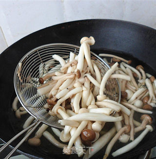 蚝油蘑菇烧甜豆的做法步骤：2