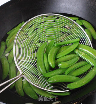 蚝油蘑菇烧甜豆的做法步骤：3