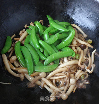 蚝油蘑菇烧甜豆的做法步骤：5