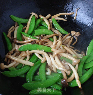 蚝油蘑菇烧甜豆的做法步骤：6