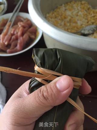 端午节裹粽子的做法步骤：7
