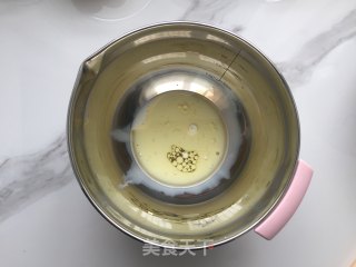 芝麻肉松蛋糕卷的做法步骤：2