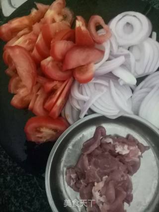 番茄洋葱肉片汤的做法步骤：1