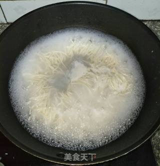 鸡蛋面的做法步骤：3