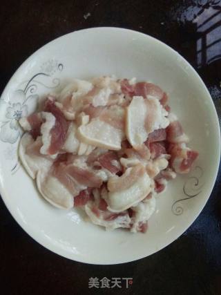 辣椒炒五花肉的做法步骤：2