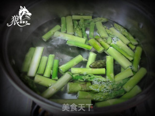 芦笋虾仁火腿丁的做法步骤：2