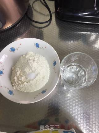 自制手擀面的做法步骤：1