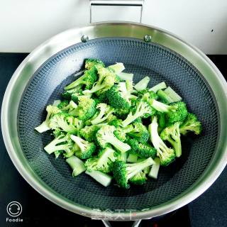 清炒西兰花豆皮的做法步骤：3