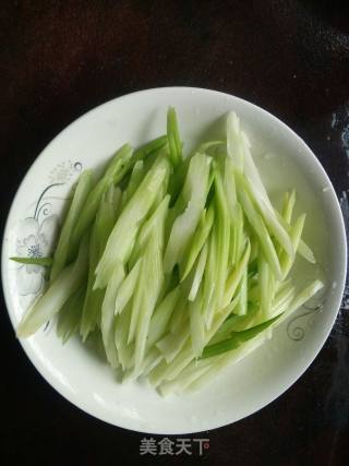 芹菜炒方干的做法步骤：2
