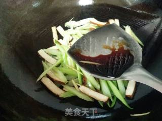 芹菜炒方干的做法步骤：9
